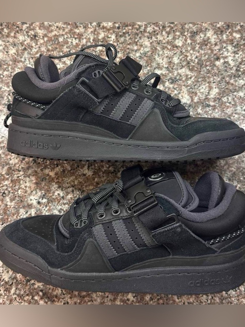Bad Bunny x adidas Forum Buckle
Low 'Back To School'